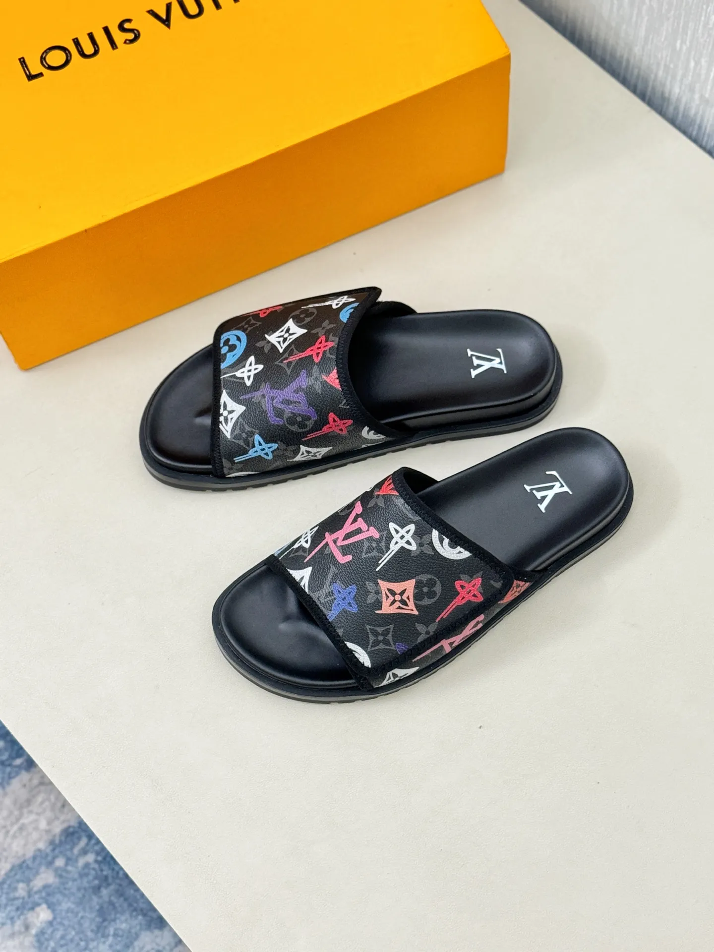 [L Home] P: 340💰Size: 38-45 Top purchasing agent lv men's summer slippers, classic presbyopia with Velcro, soft real leather lining, unique color splicing effect, distinctive personality, fashionable and trendy essential style, light and comfortable. Lightweight and tough rubber insole, micro ridged foam outsole, super comfortable!
